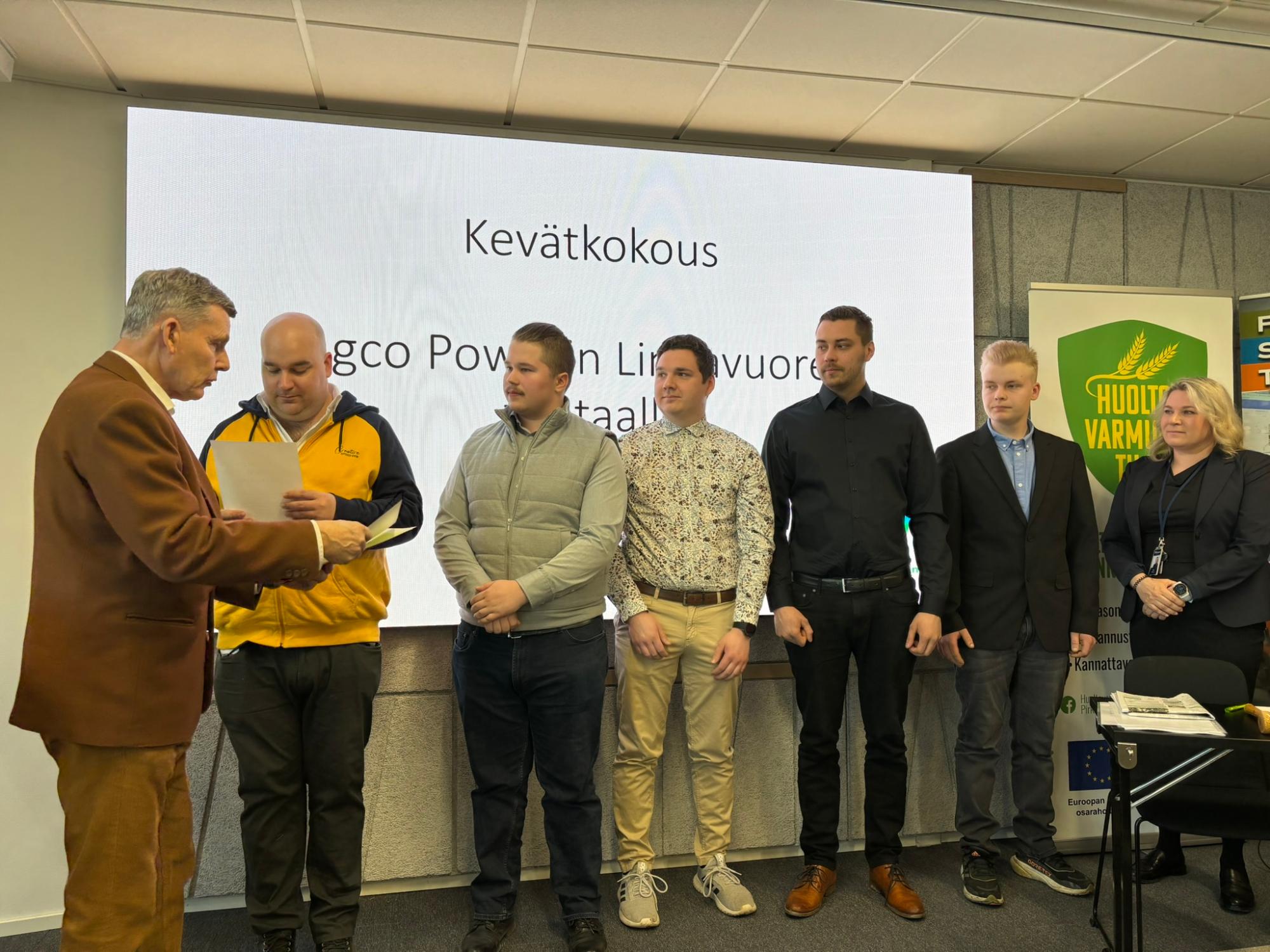 Vuoden 2025 stipendin saajia MTK-Pirkanmaan kevätkokouksessa Agco Powerin Linnavuoren tehtaalla 3.4.2025