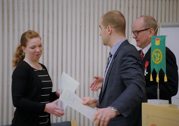 Kuvassa vuoden 2019 stipendinsaaja Heta Sillanpää, Salorinteen Säätiön asiamies Mika Miesmäki ja MTK-Pirkanmaan toiminnanjohtaja Visa Merikoski